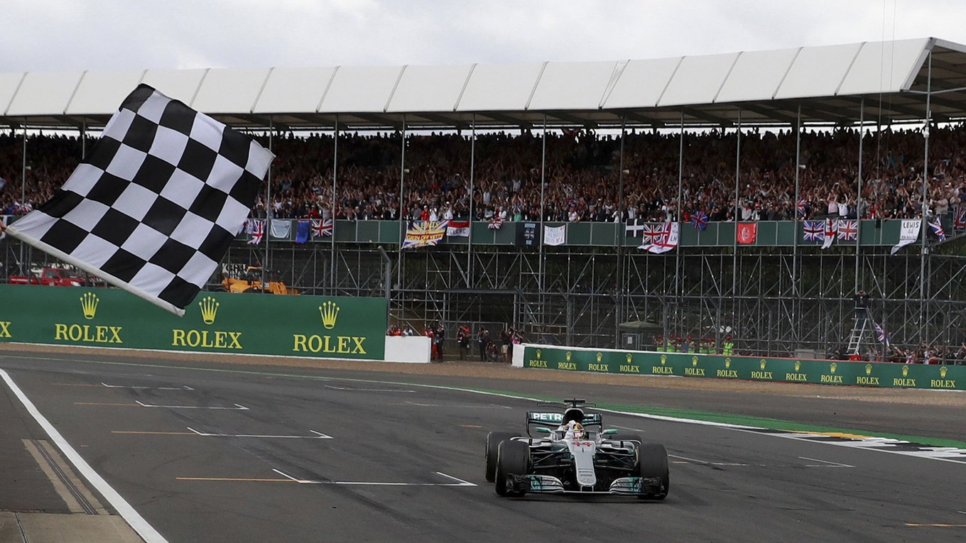 Lewis Hamilton víťazí v Silverstone. V Hungaroringu chce opäť zdolať Sebastiana Vettela.