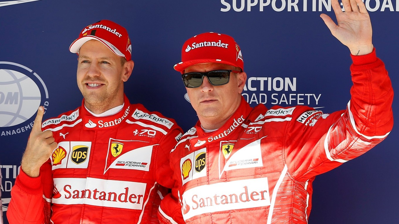 Sebastian Vettel (vľavo) a Kimi Räikkönen.