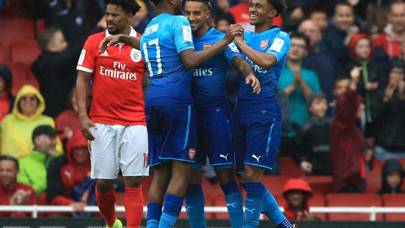 Hráči Arsenalu sa radujú po jednom z piatich gólov.