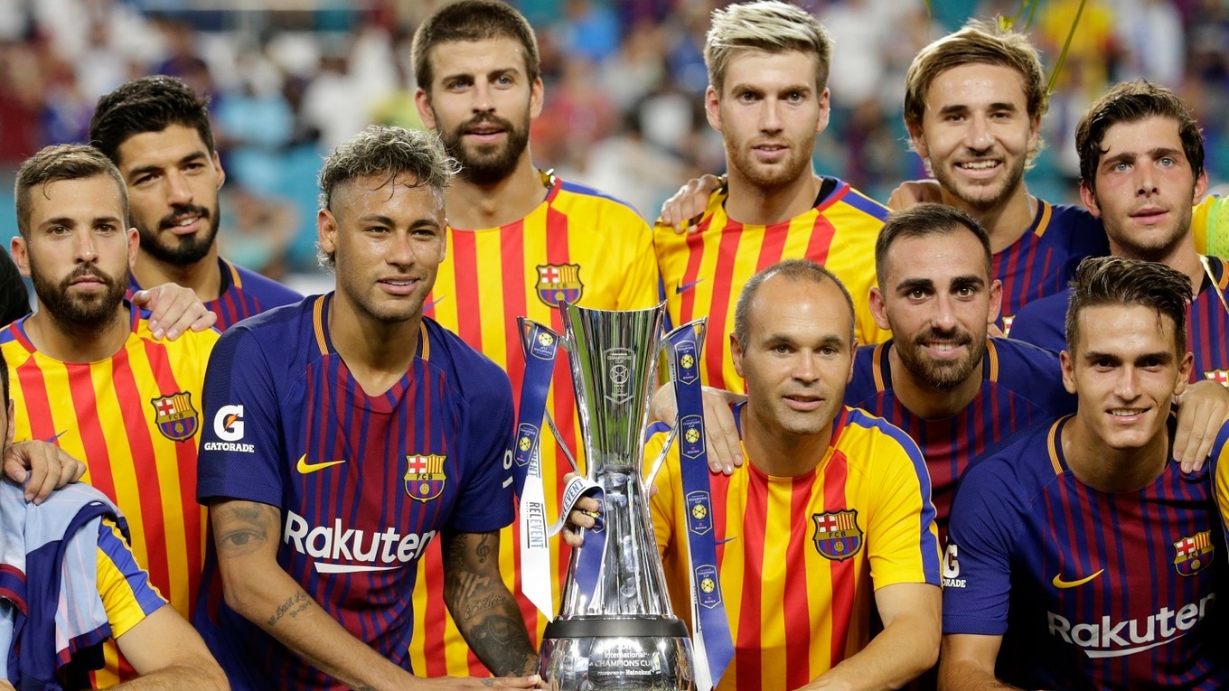 Hráči FC Barcelona sa po zdolaní Realu Madrid mohli radovať z trofeje.