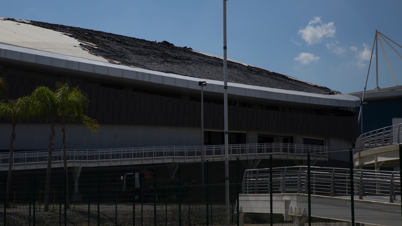 Poškodená strecha na velodróme v Riu.