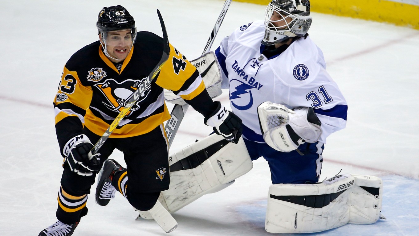 Conor Sheary (vľavo) si bude aj naďalej obliekať dres Pittsburghu Penguins.