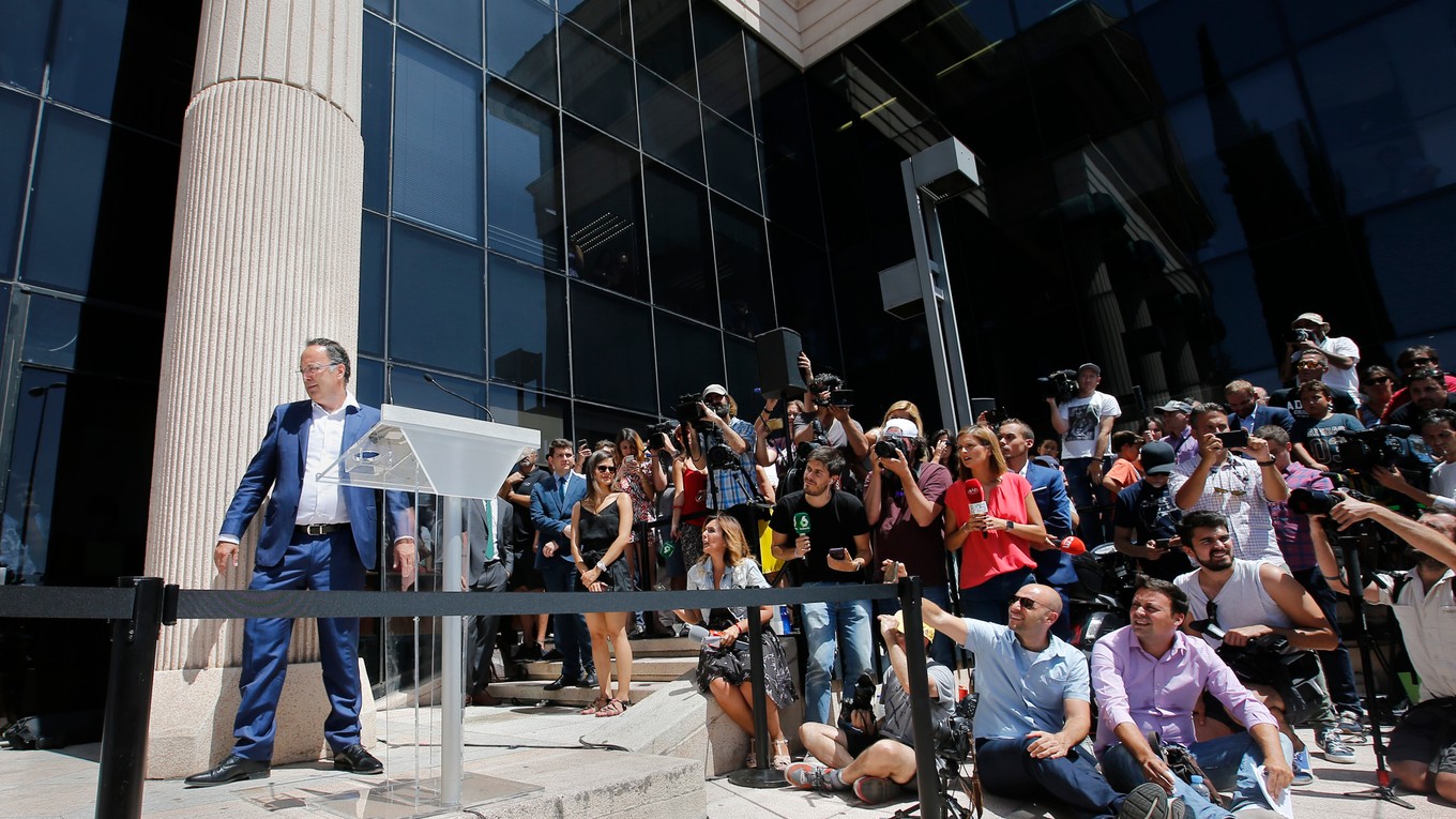 Iňaki Torres (vľavo), šéf PR spoločnosti, ktorá zastupuje Cristiana Ronalda, odchádza po tom, ako poskytol nové informácie v súvislosti so svojím klientom pred súdom v Madride, kde na slnku dlhé hodiny čakali desiatky novinárov.