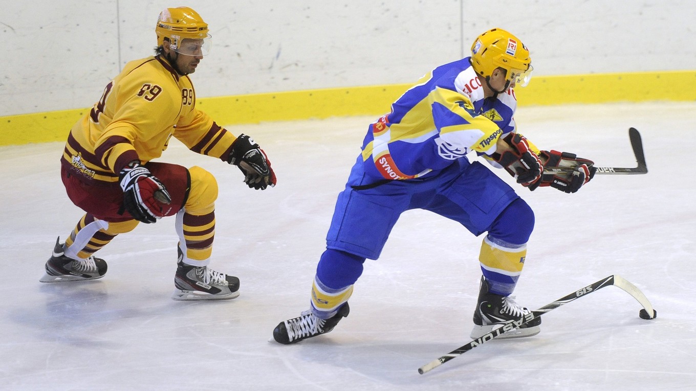 Trenčan Ján Pardavý (vľavo) v súboji s hráčom Zlína Antonínom Honejskom v zápase Dukla Trenčín - PSG Zlín.