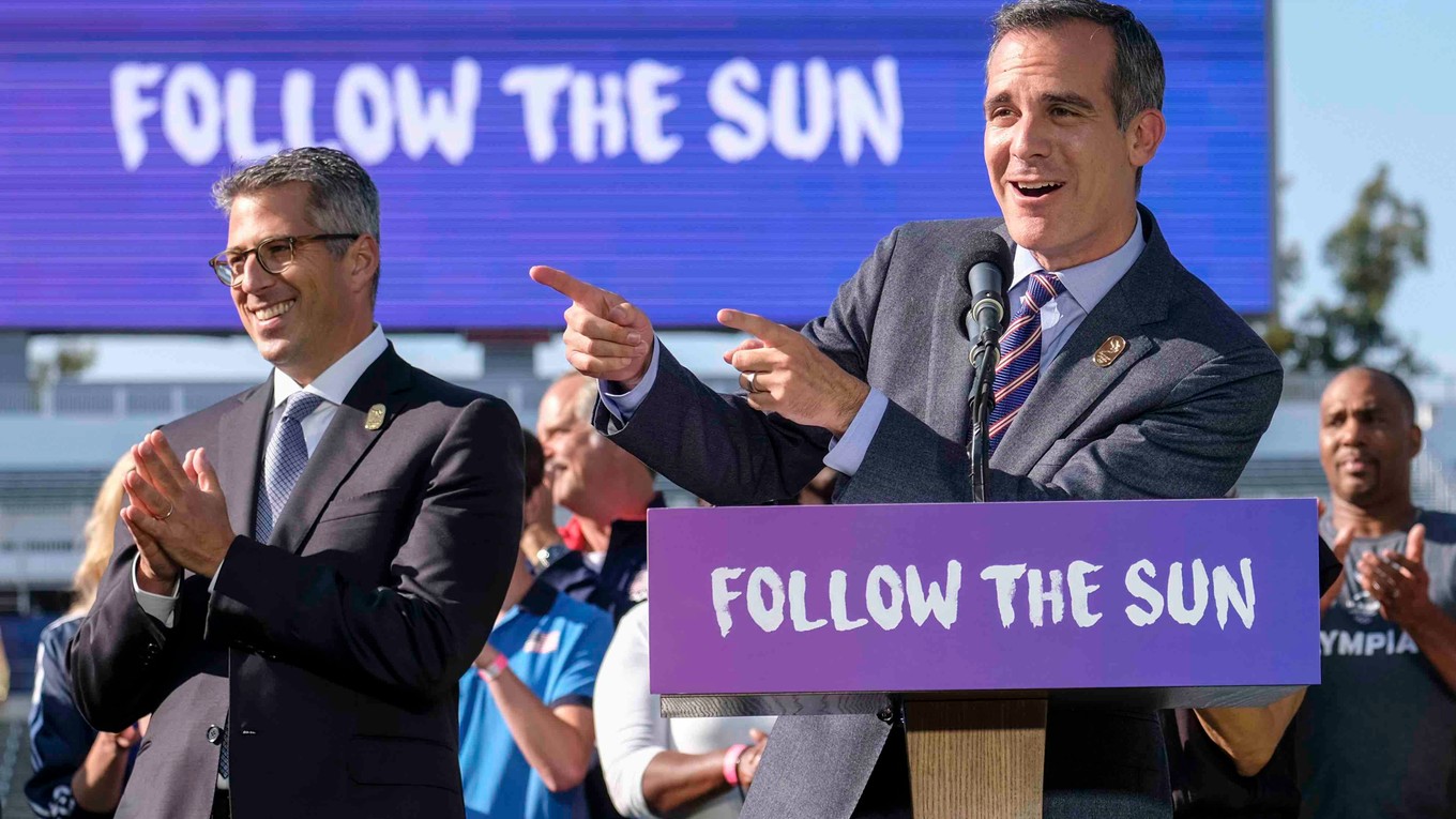 Starosta Los Angeles Eric Garcetti (vpravo) oficiálne oznámil, že bude hostiť olympijské hry v roku 2028.