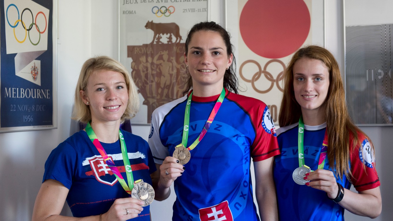 Zľava karatistka Ingrida Suchánková,  kickboxerky Monika Chochlíková a Veronika Cmárová pózujú s medailami zo Svetových hier v poľskom Vroclave