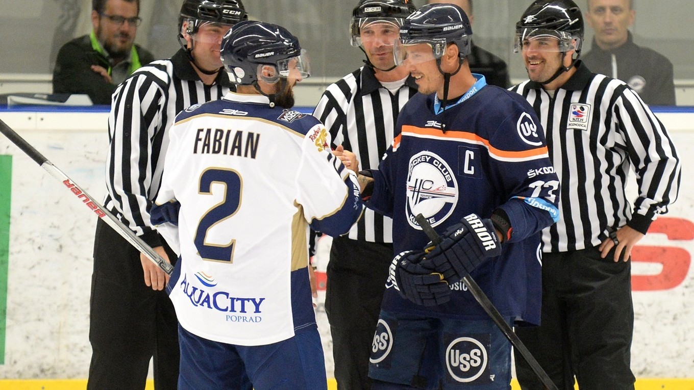 Košický kapitán Ladislav Nagy (vpravo) sa zdraví pred duelom s kapitánom Popradu Štefanom Fabianom.