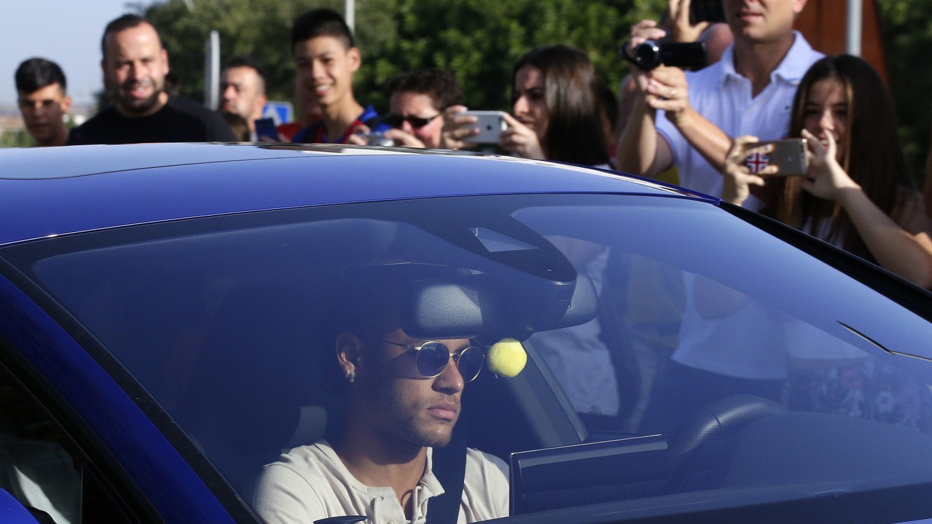 Neymar sa vrátil na tréning do Barcelony len aby povedal spoluhráčom, že odchádza.
