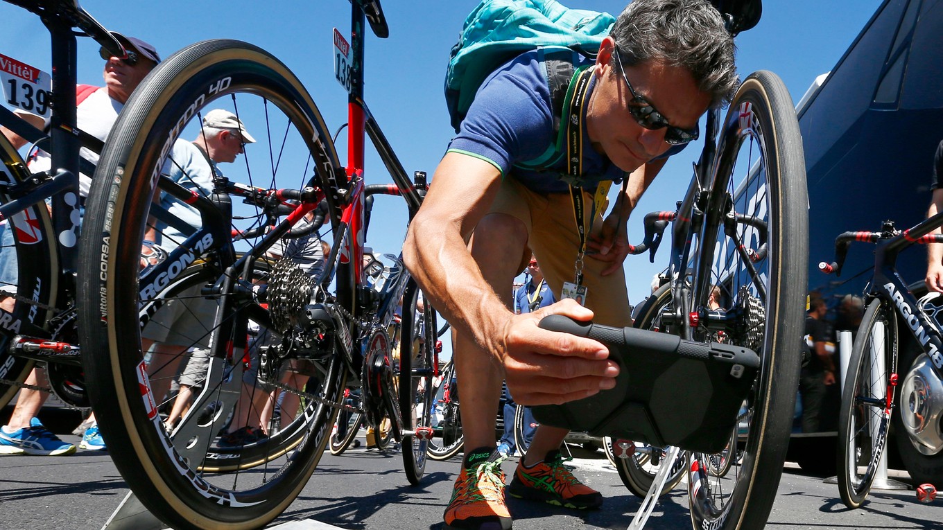 Na Tour de France hľadajú elektromotory aj špeciálnou tabletovou aplikáciou.