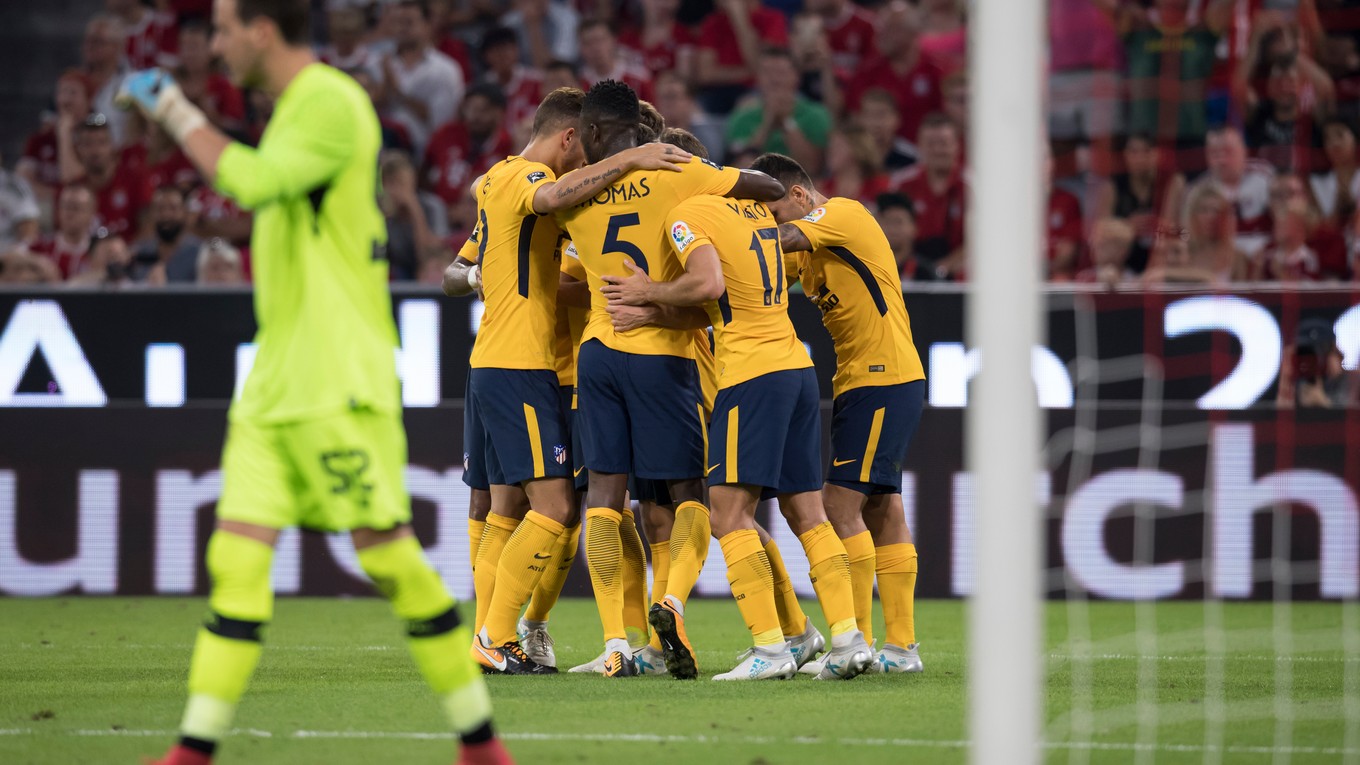 Futbalisti Atlética Madrid oslavujú gól do siete FC Liverpool.