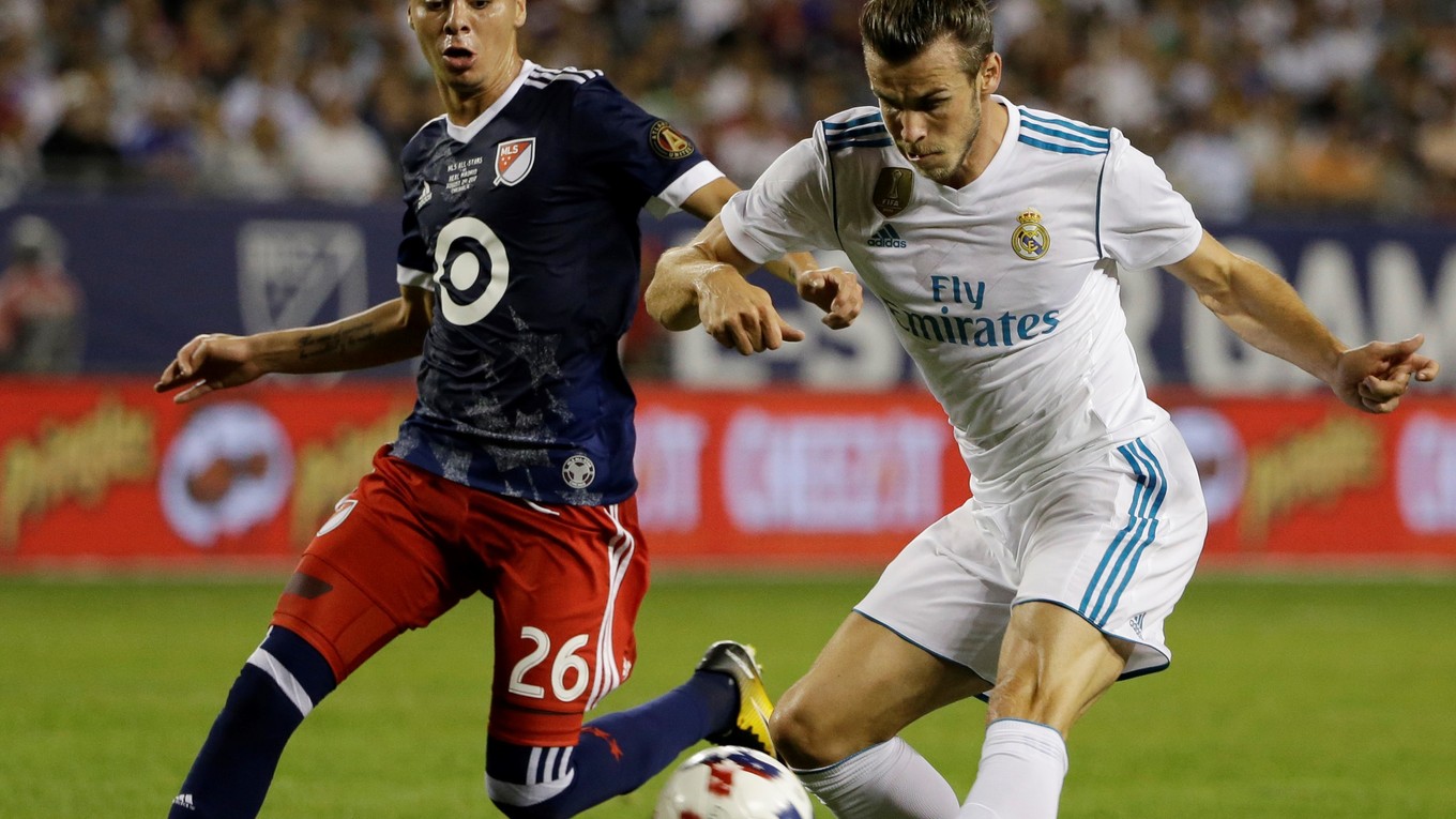 Gareth Bale (vpravo) v súboji s Miguelom Almiron.