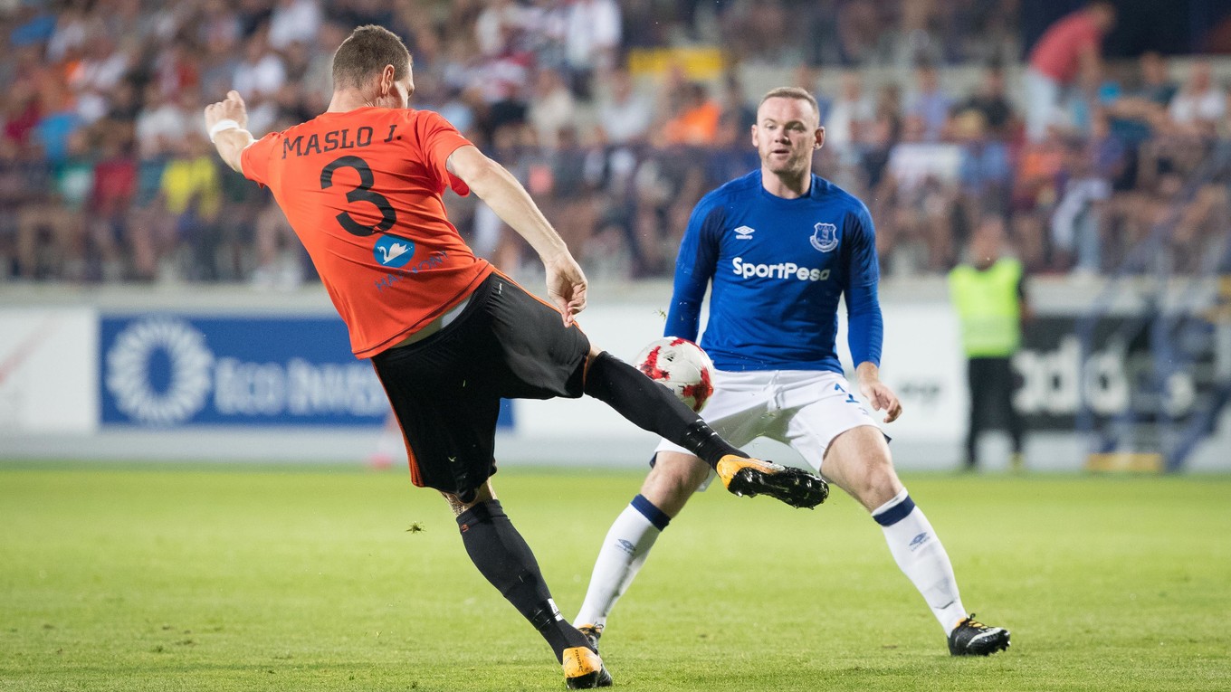 Ján Maslo a Wayne Rooney v odvete 3. predkola Európskej ligy vo futbale MFK Ružomberok - FC Everton.