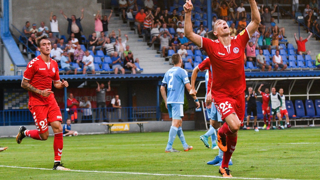 Blažej Vaščák sa raduje zo svojho vyrovnávajúceho gólu v zápase proti Slovanu.