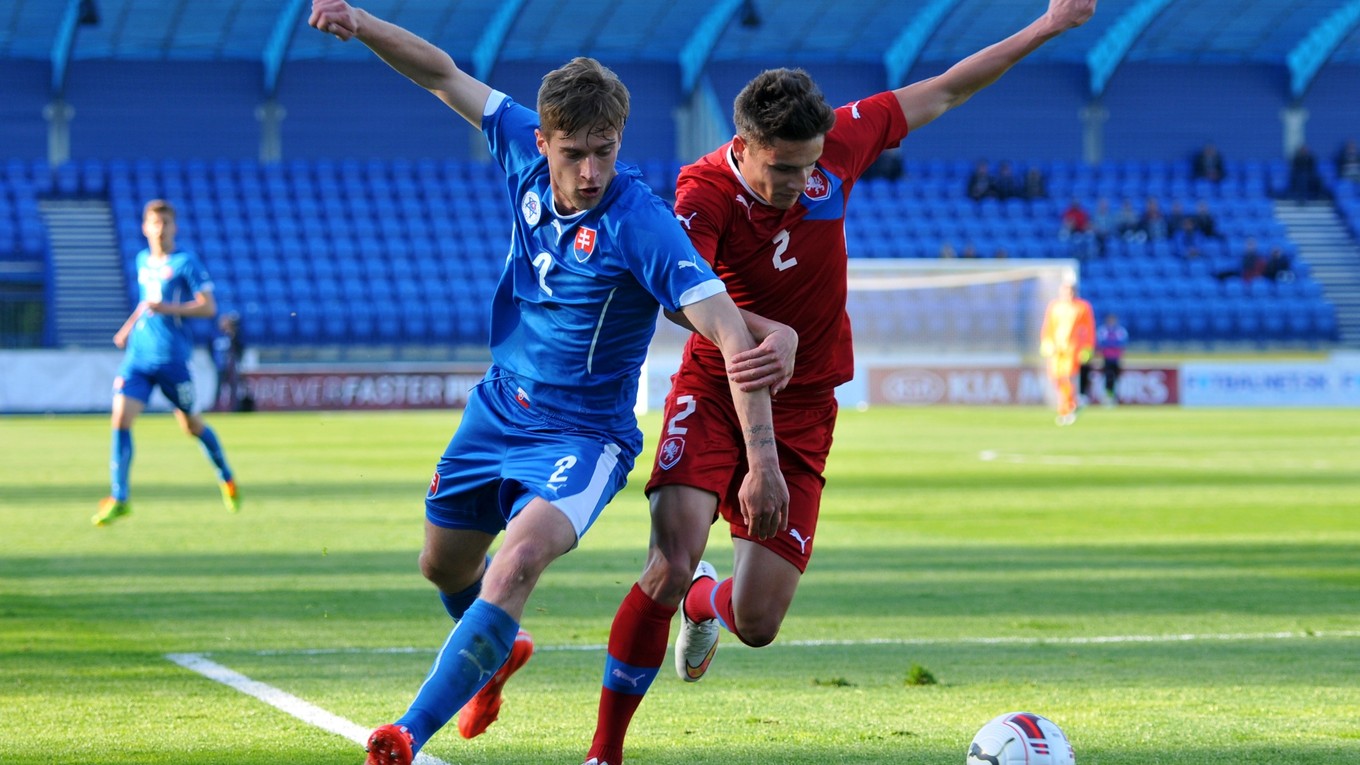 Na snímke z 29. apríla 2015 Aleš Matějů (vpravo) bojuje o loptu s Branislavom Niňajom v prípravnom zápase výberov Česka a Slovenska do 21 rokov v Senici.