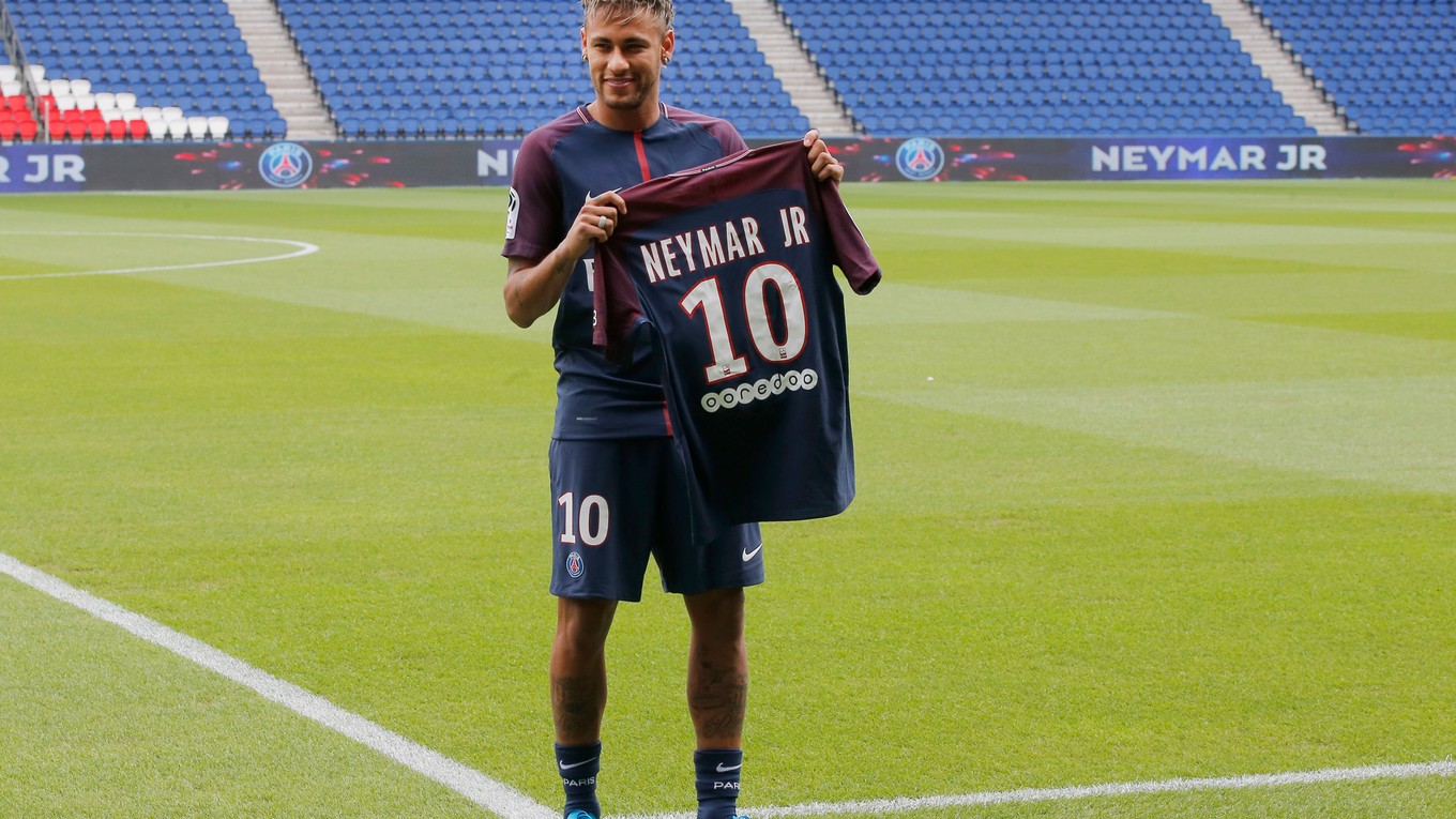 Neymar pózuje s dresom s číslom 10, v ktorom bude hrávať v Paríži.