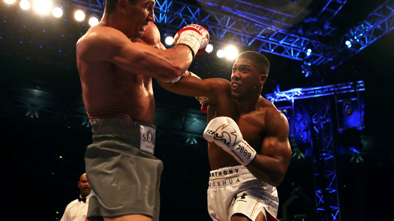 Anthony Joshua (vpravo) mal v ringu opäť čeliť Vladimirovi Kličkovi. Súboj sa však neuskutoční, pretože Ukrajinec ukončil kariéru.