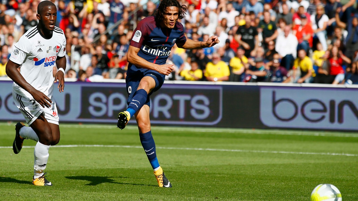 Edinson Cavani (druhý zľava) strieľa otvárací gól zápasu.