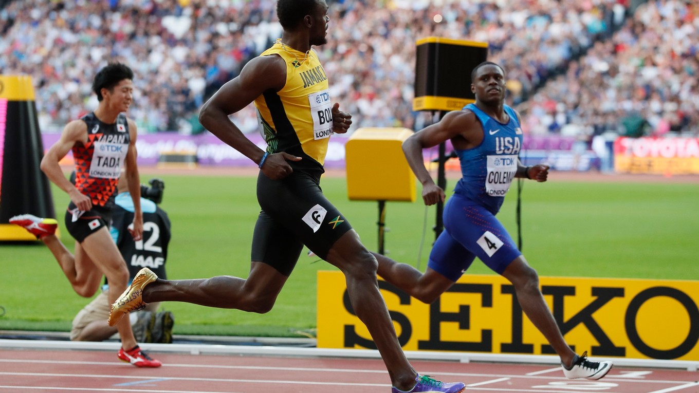Usain Bolt (v strede) bez problémov postúpil do finále stovky.
