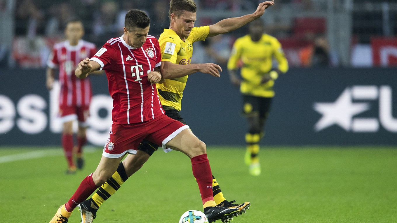 Lukasz Piszczek (vpravo) z Borussie Dortmund bojuje o loptu s Robertom Lewandowským.