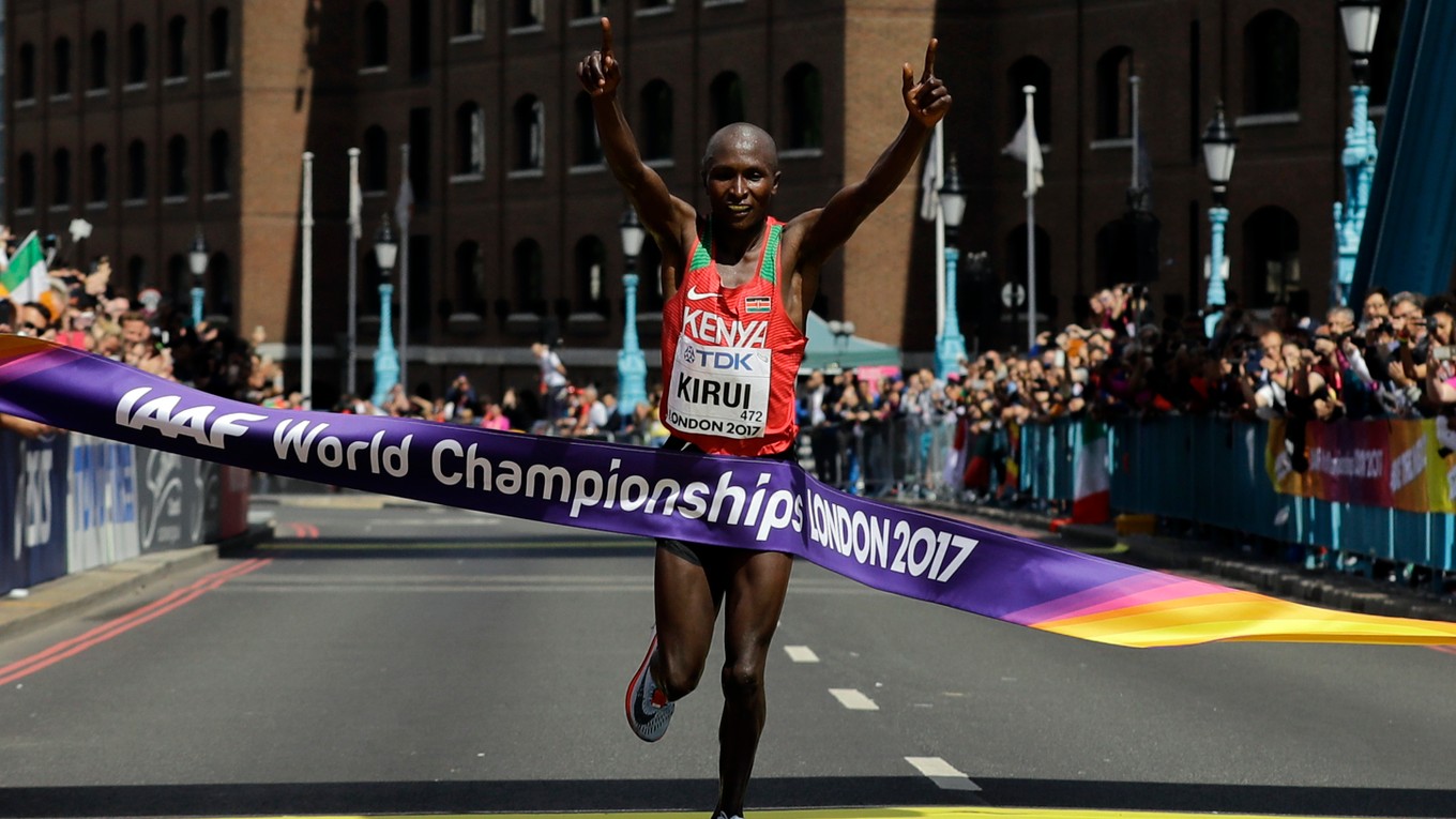 Geoffrey Kipkorir Kirui prechádza cieľom maratónu na MS v Londýne.