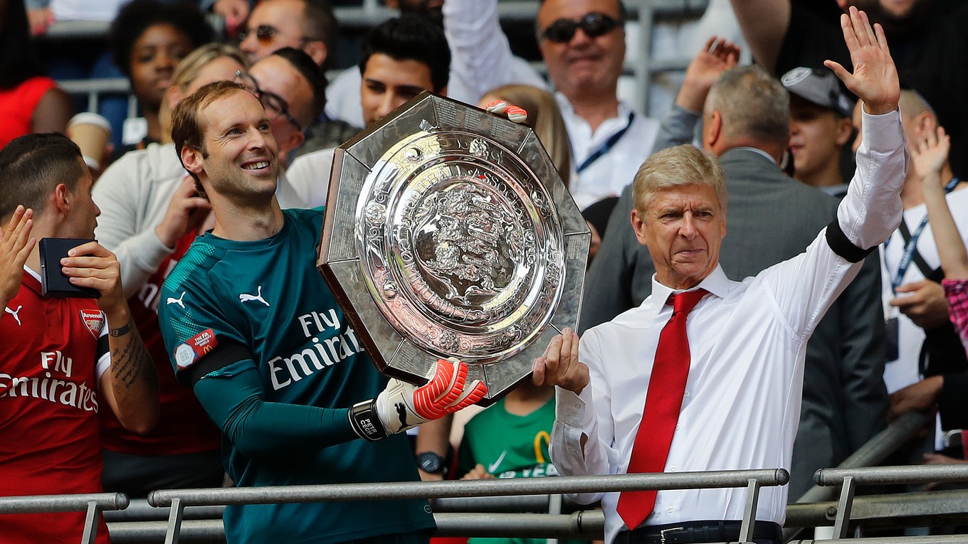 Tréner Arséne Wenger a brankár Petr Čech držia v rukách trofej pre víťaza.