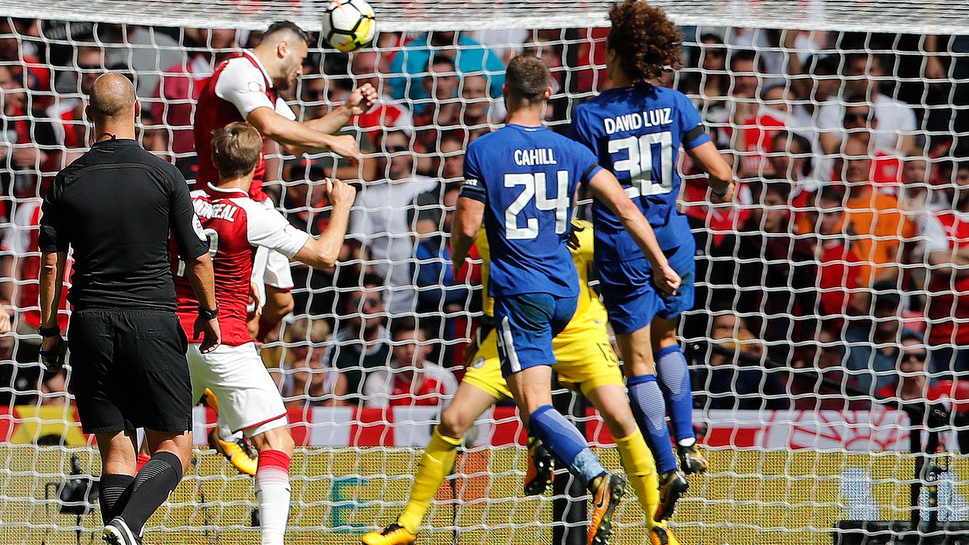 Sead Kolašinac (vo výskoku) strieľa hlavou vyrovnávajúci gól Arsenalu na 1:1.