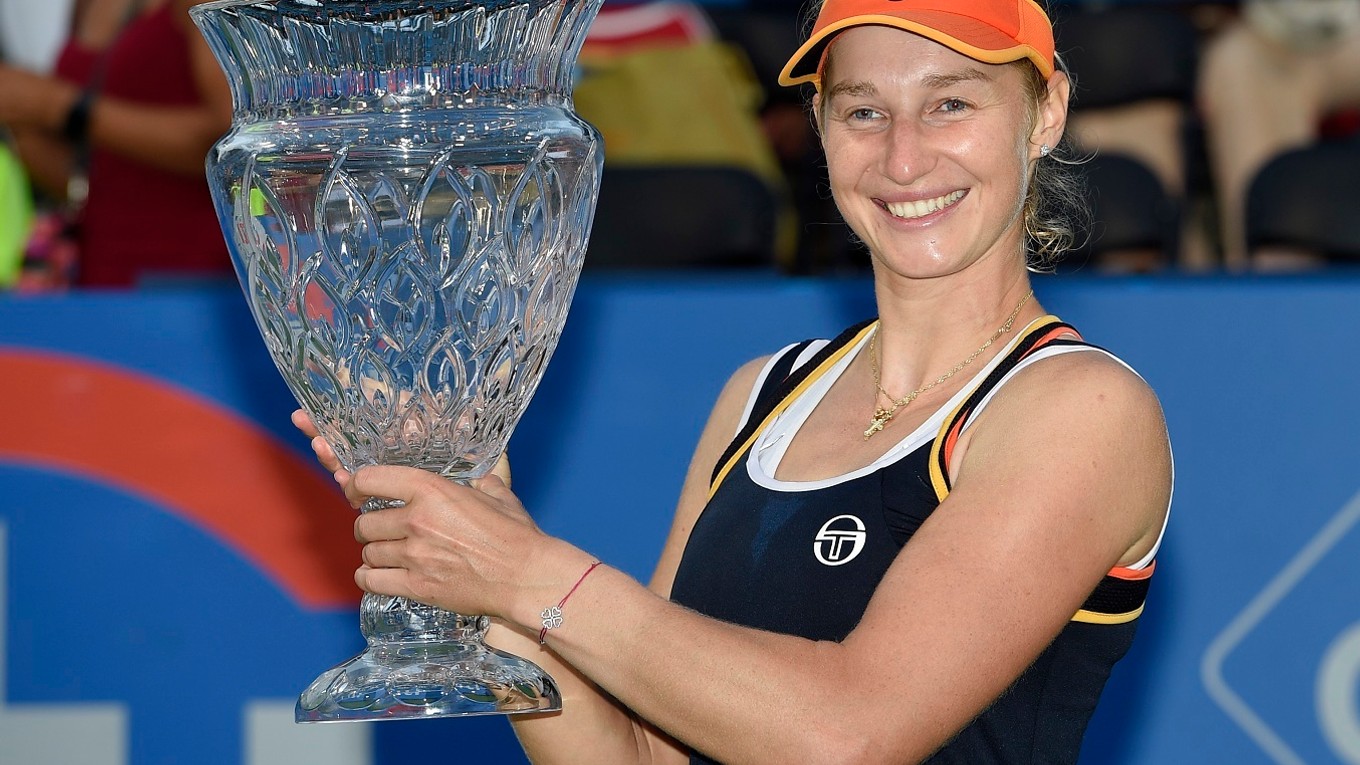 Jekaterina Makarovová sa raduje s víťaznou trofejou.