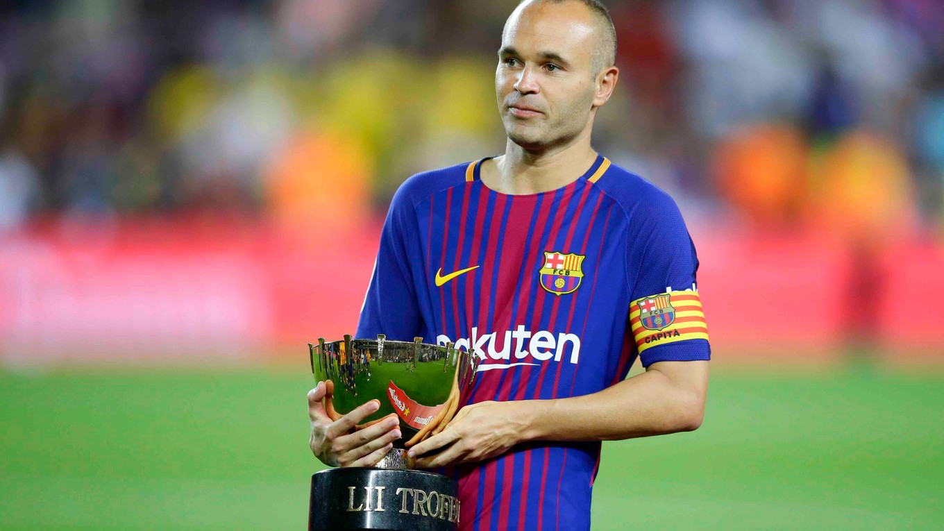Kapitán Andres Iniesta s trofejou Joana Gampera.
