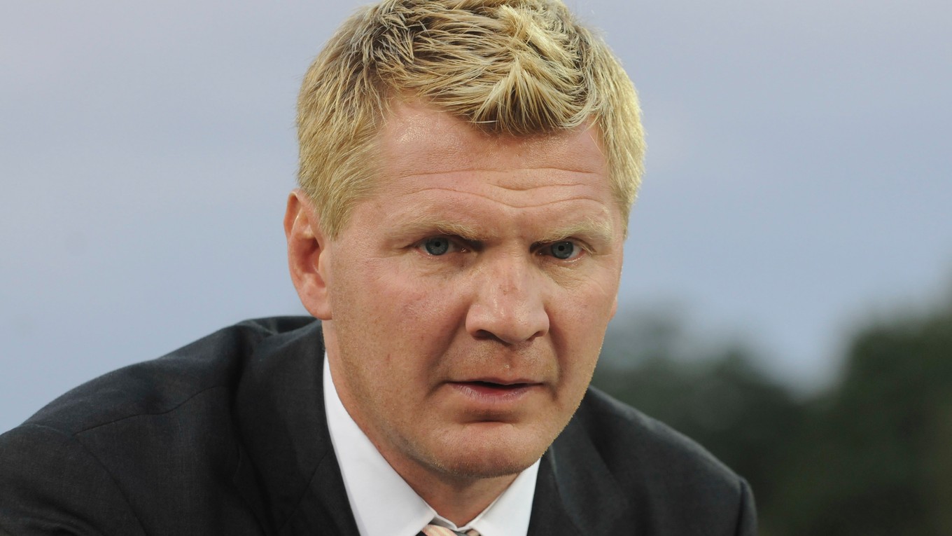 Stefan Effenberg predpovedá nelichotivú budúcnosť Bayernu, keď nebude aktívnejší na prestupovom trhu.