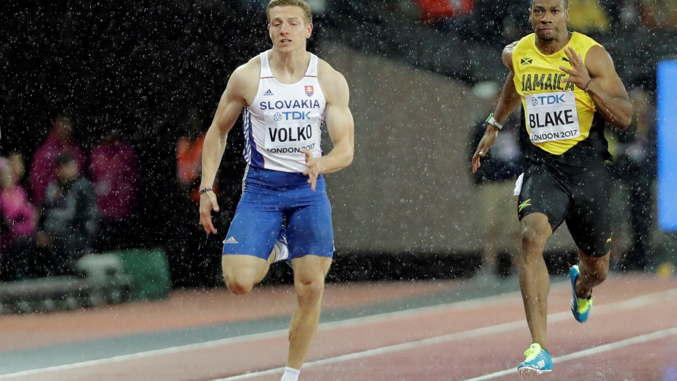 Ján Volko počas semifinále behu na 200 metrov, vedľa neho šprintuje Yohan Blake z Jamajky.