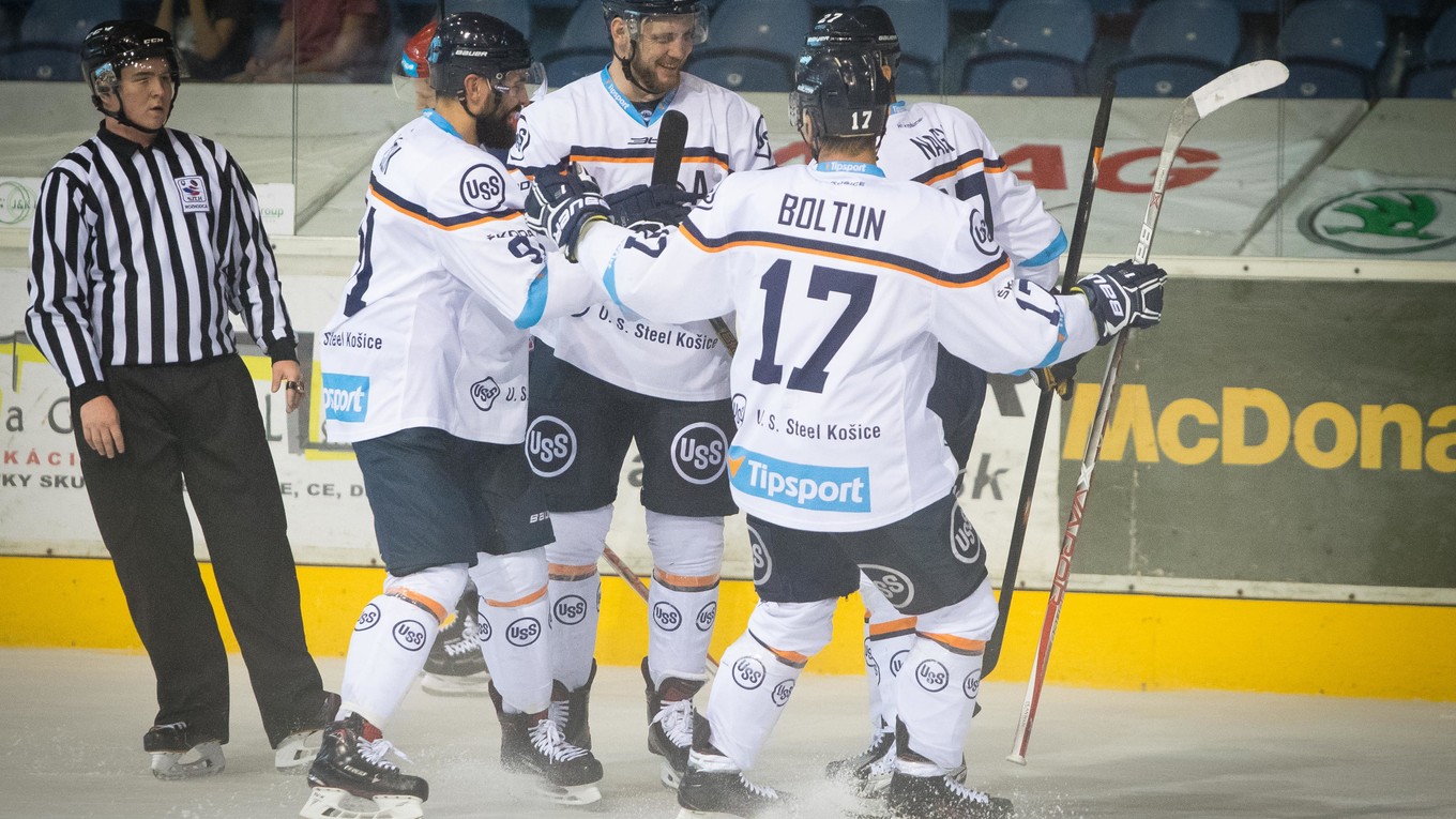 Hráči HC Košice sa radujú po jednom zo svojich gólov.