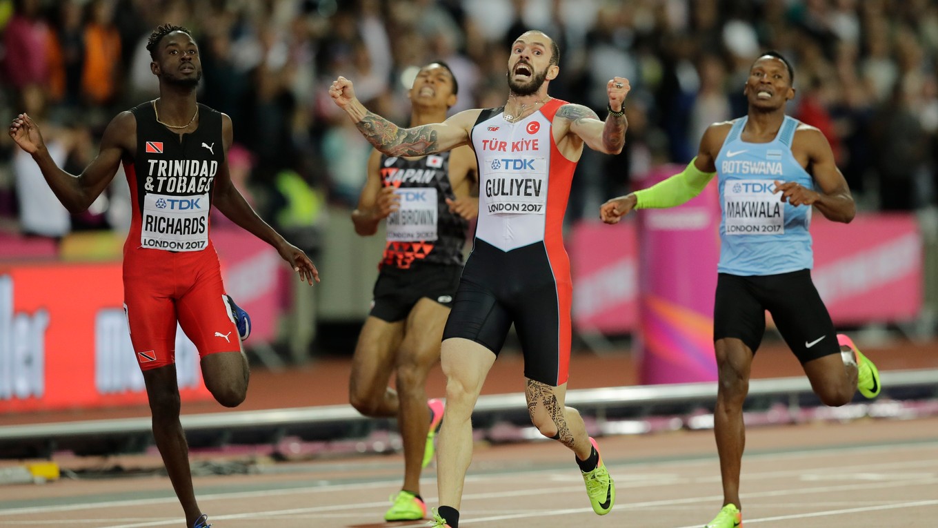 Ramil Gulijevcdvíha ruky a oslavuje triumf v behu na 200 metrov.