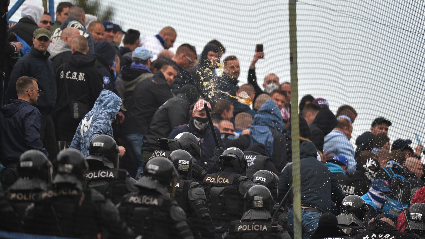 Polícia v sektore fanúšikov Slovana Bratislava. Ilustračné foto