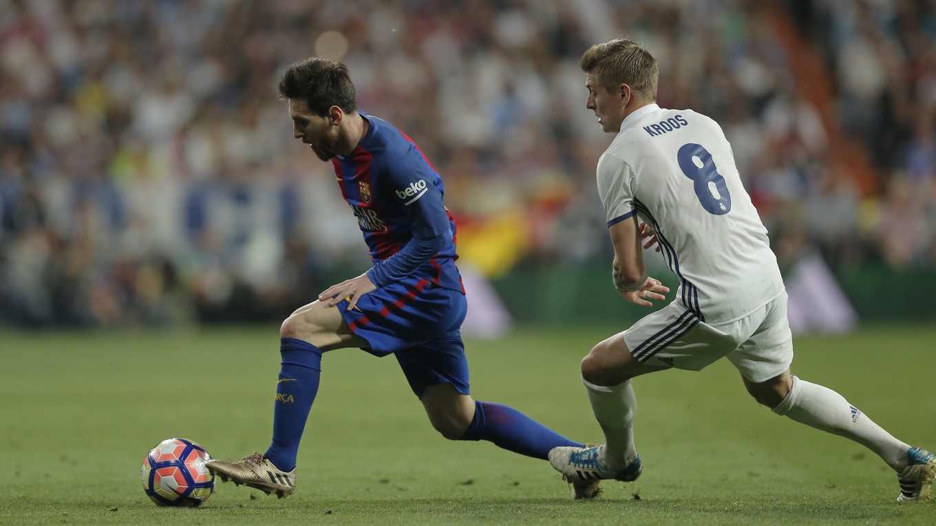 Lionel Messi a Toni Kroos v súboji.