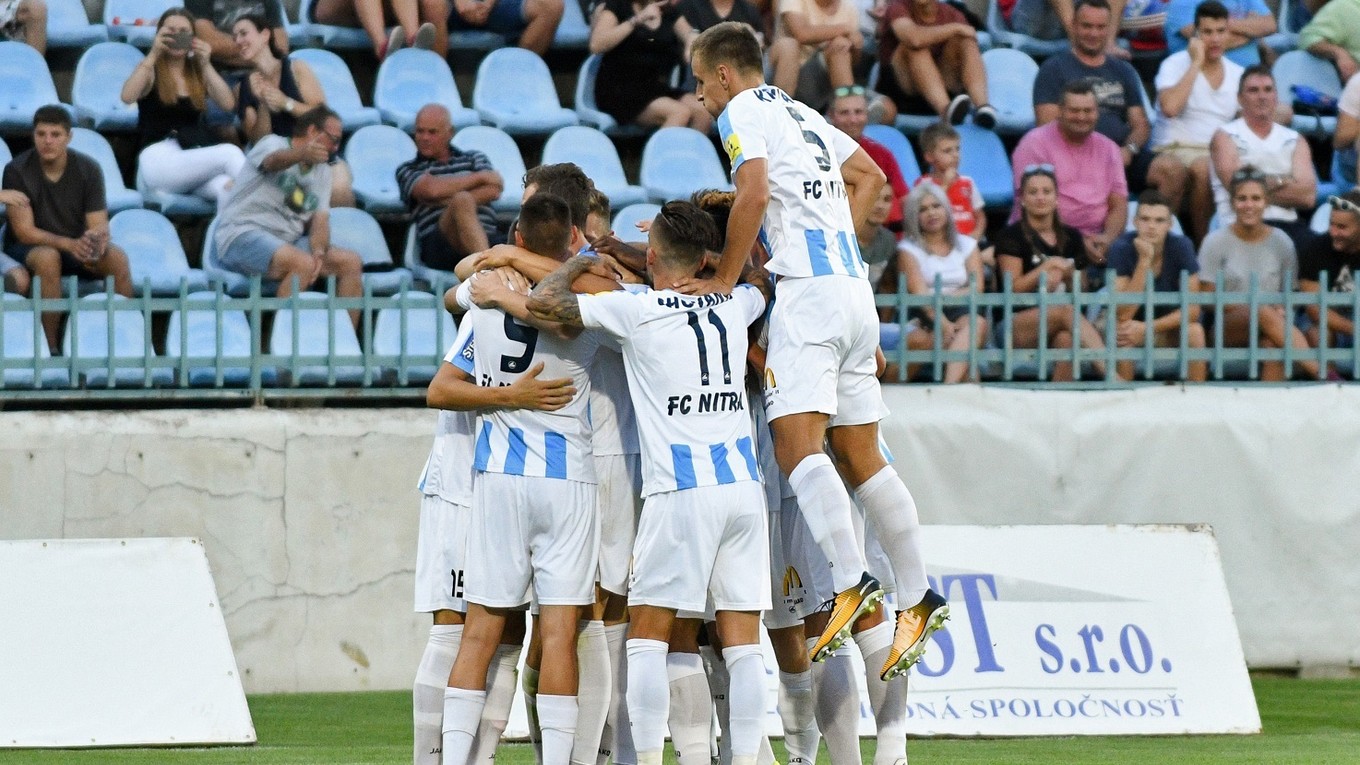 Hráči Nitry sa radujú z jediného gólu v stretnutí.