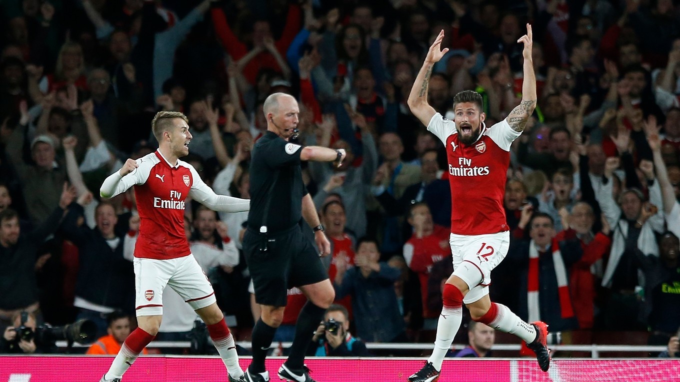 Olivier Giroud (vpravo) sa raduje zo svojho gólu na konečných 4:3 pre Arsenal.