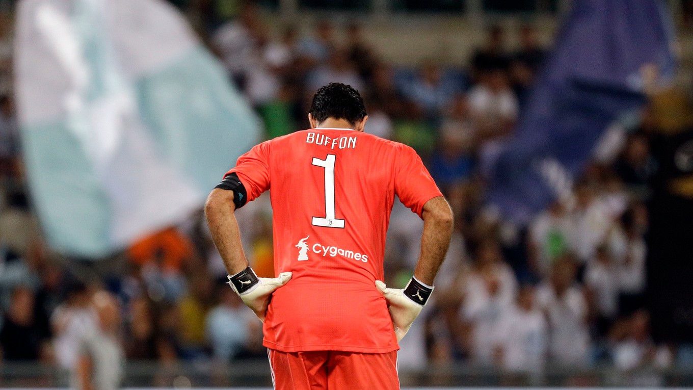 Sklamaný Gianluigi Buffon, brankár Juventusu Turín.