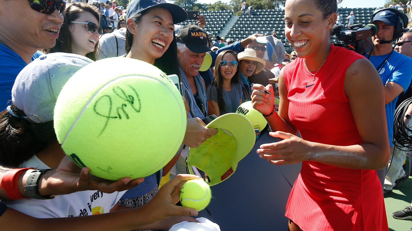 Madison Keysová sa podpisuje fanúškom na turnaji v Stanforde.