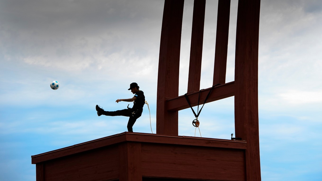 Neymar na dvanásť metrov vysokej stoličke.