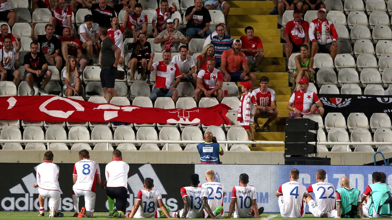 Hráči Slavie Praha ďakujú za podporu fanúšikom po prehre v Nikózii.
