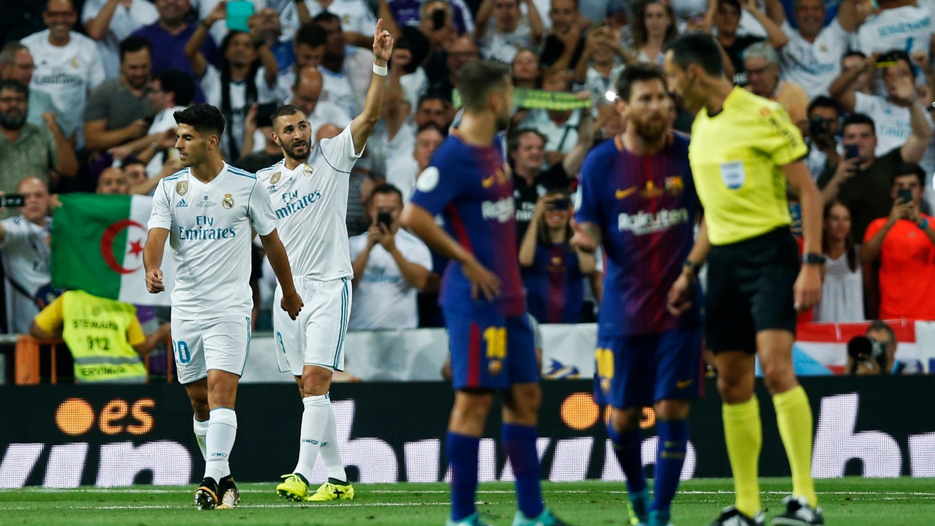 Karim Benzema (vpravo v bielom drese) sa teší po strelení gólu v odvete španielskeho superpohára proti Barcelone.