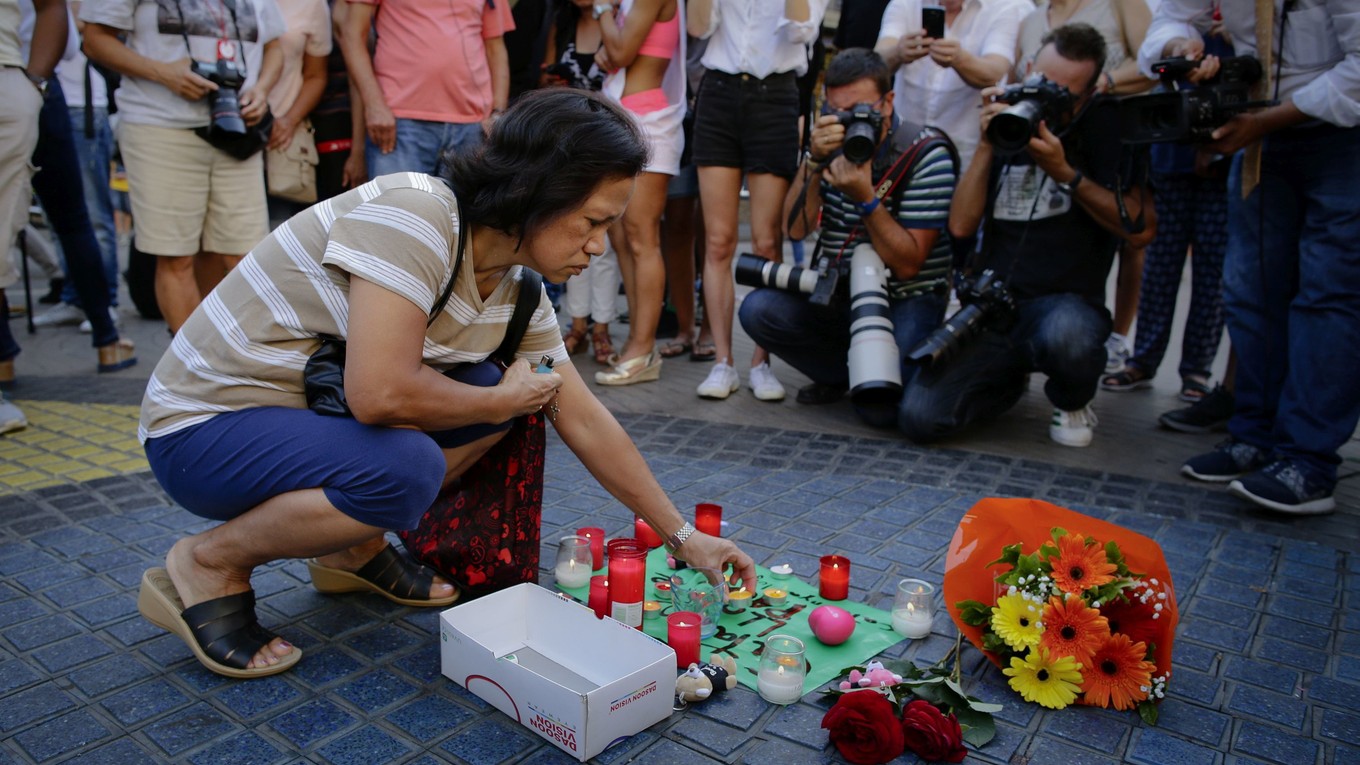 Barcelončania smútia za obeťami útoku.