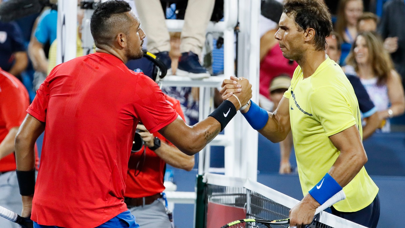 Rafael Nadal gratuluje Nickovi Kyrgiosovi.