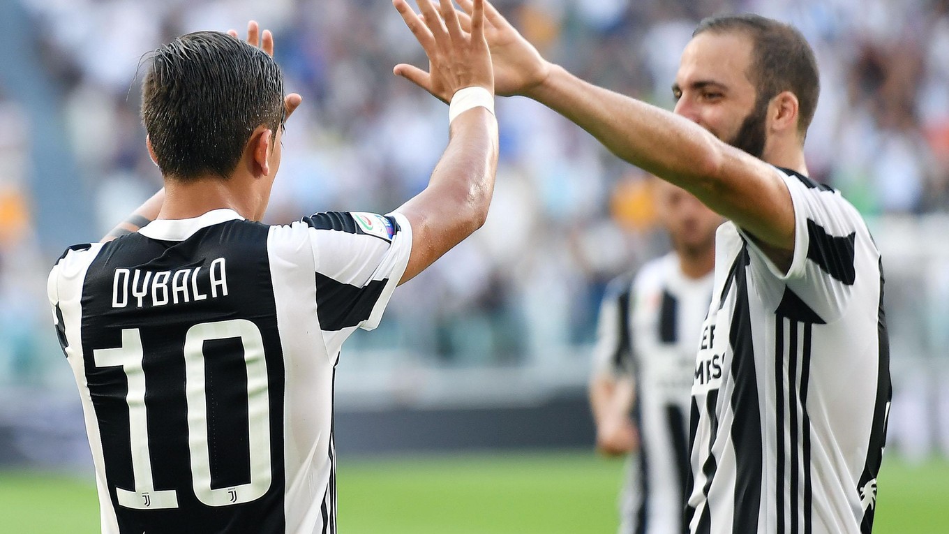 Gonzalo Higuain a Paulo Dybal oslavujú gól Juventusu.