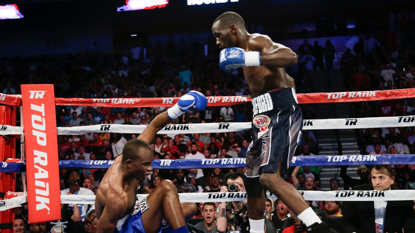 Terence Crawford sleduje padajúceho súpera Juliusa Indongoa.