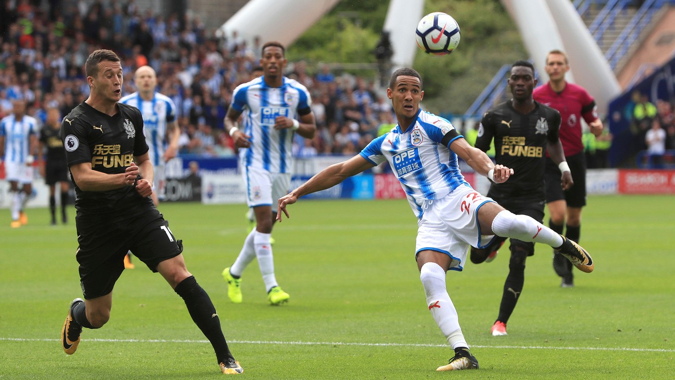 Tom Ince v náprahu na bránu Newcastlu.