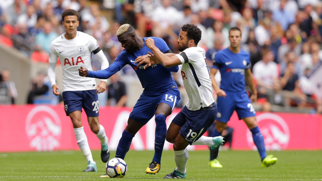 Sprava: Mousa Dembele a Tiemoue Bakayoko v súboji 