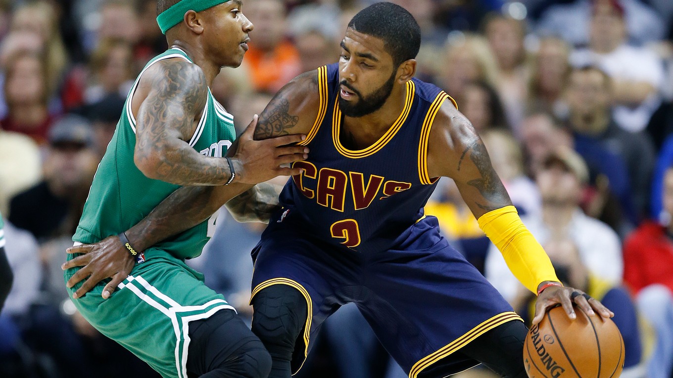 Kyrie Irving (vpravo) odchádza do Bostonu - je to zatiaľ najväčší prestup leta v NBA.