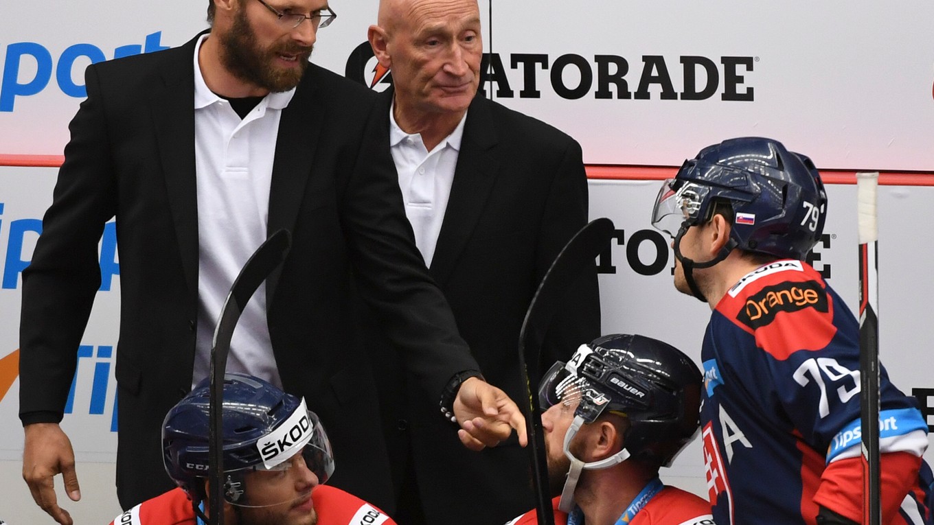 Michal Handzuš (vľavo), vedľa neho Craig Ramsay, hlavný tréner SR.