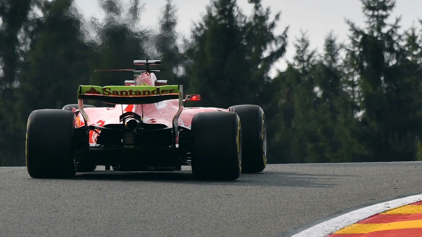 Kimi Räikkonen vo Ferrari počas tréningu na okruhu Spa-Francorchamps.